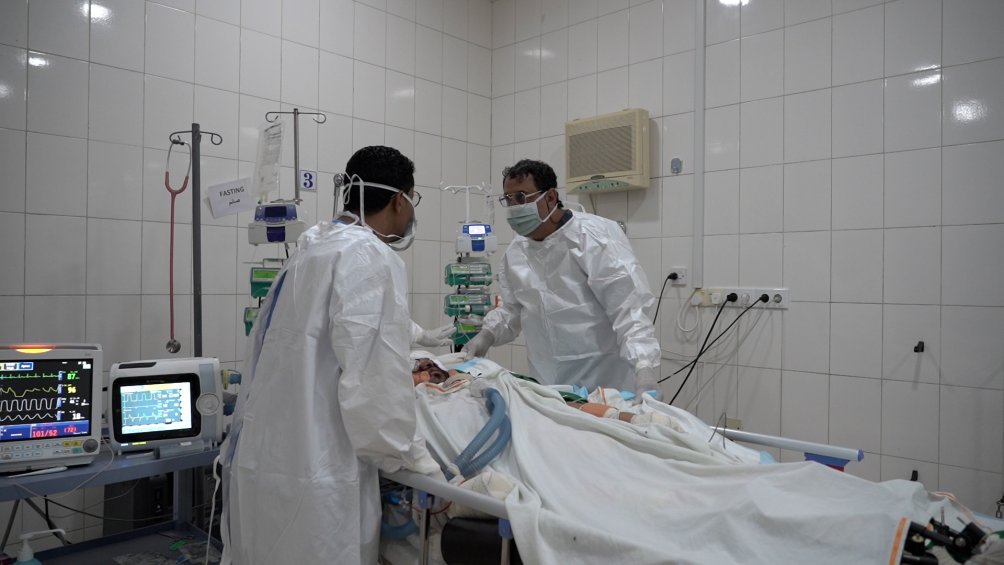 anis_abdraboh_dayan_and_colleague_at_patient_bedside_in_icu.jpg
