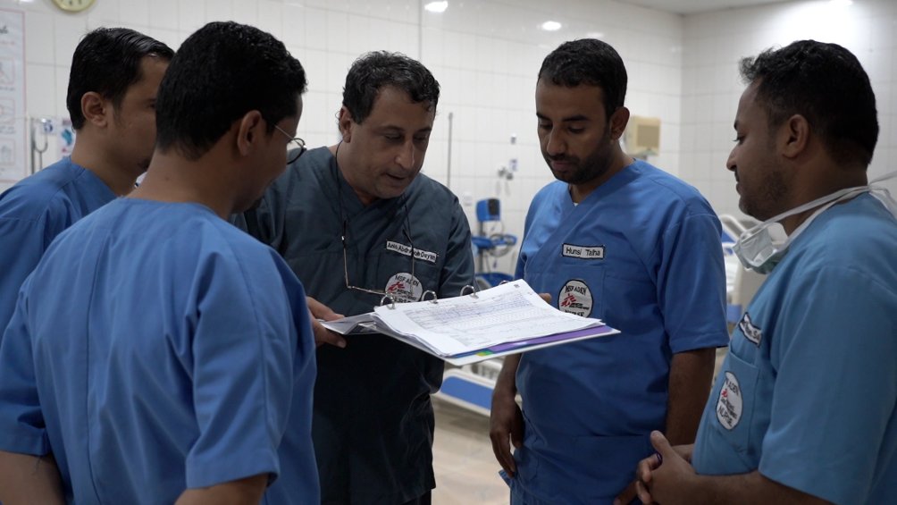 anis_abdraboh_dayan_and_colleagues_in_discussion_in_icu_wider_shot.jpg