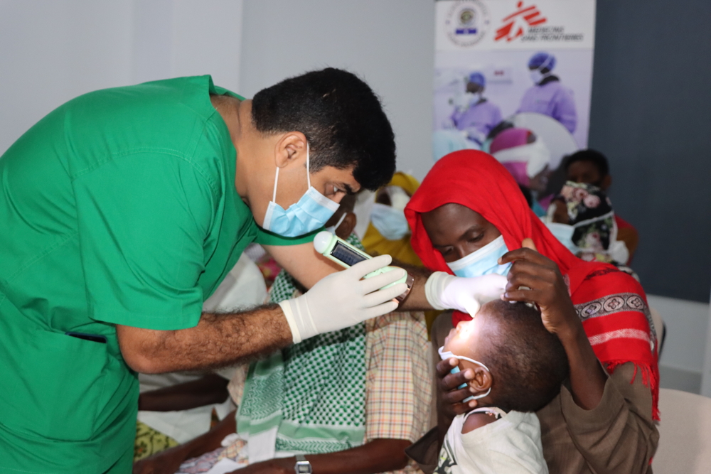 An ophthalmologic clinical officer examining the eye of patient during Mogadishu's eye camp. © MSF/Hanad Abdi