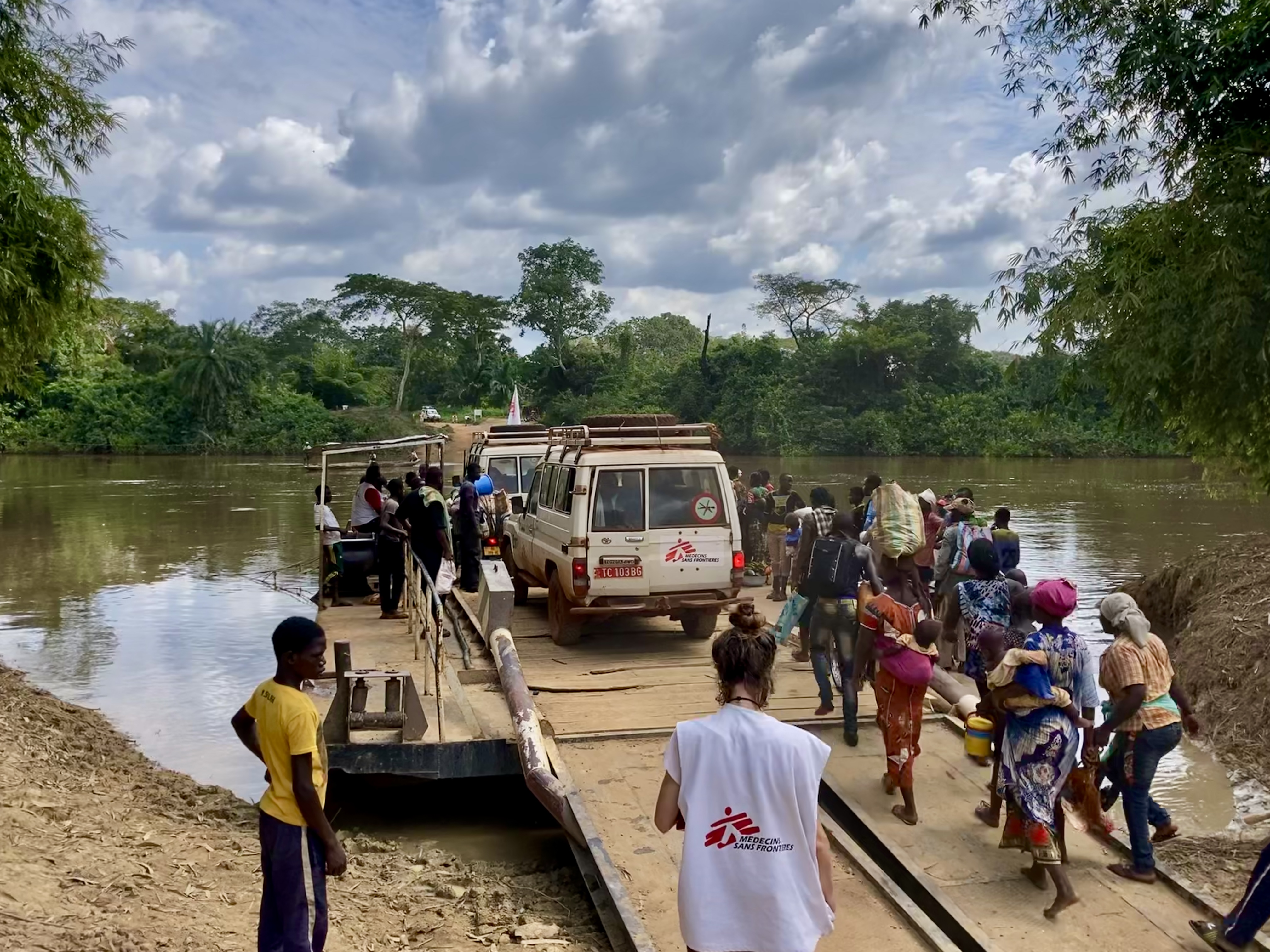 Reaching remote communities in south-east Central African Republic The outreach team crosses the river on a floating platform known locally as a “bak”. It is market day, and the MSF team is crossing alongside many traders who walked for hours to get there, mostly in very harsh conditions. The team is on a trip to support local health centres.