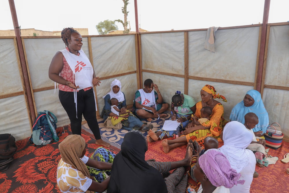 MSF health promoter facilitating a women's club session