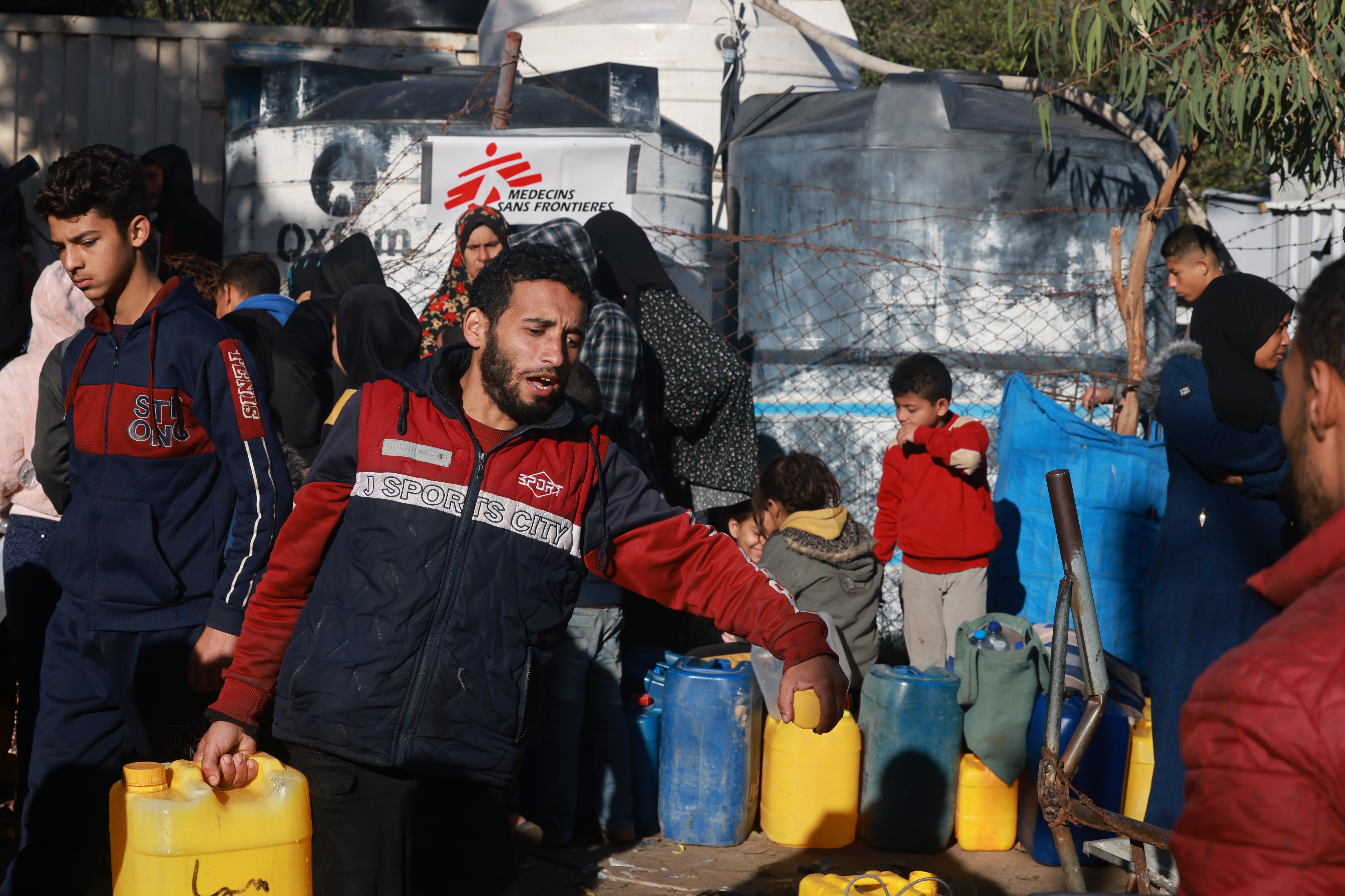 People collecting water from MSF distribution point