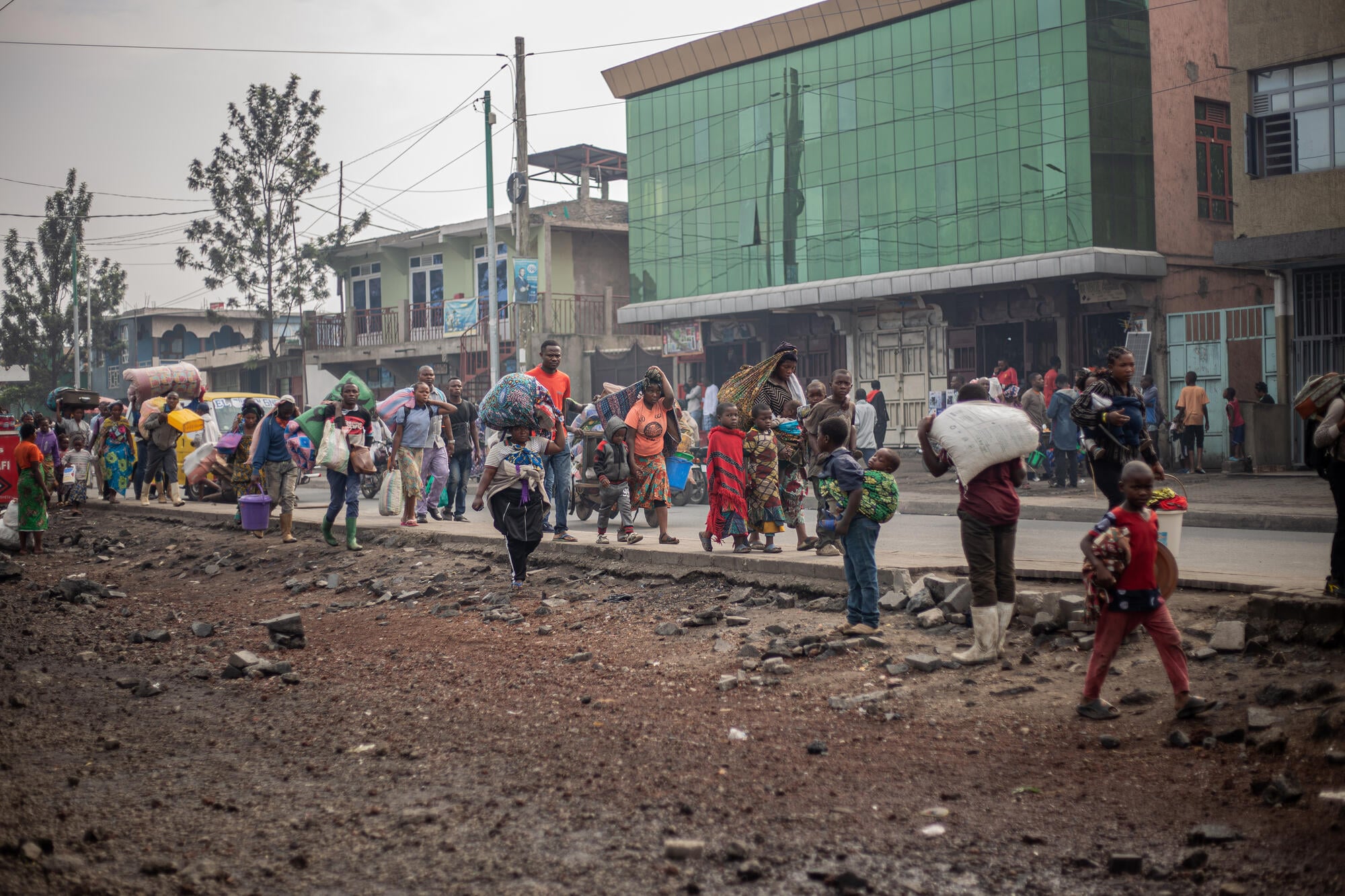 People from Kibati, Kihisi and Buhene, villages located around Goma, arrive in Goma’s downtown after having fled armed clashes. | 26 January 2025 © Jospin Mwisha 