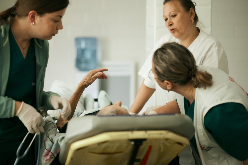 MSF staff attend to a patient admitted to the emergency room