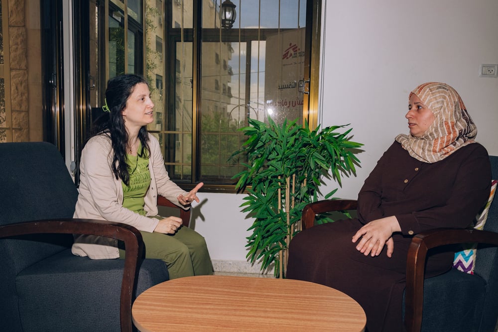 Rana, an MSF patient in discussion with Shouruq, an MSF social worker