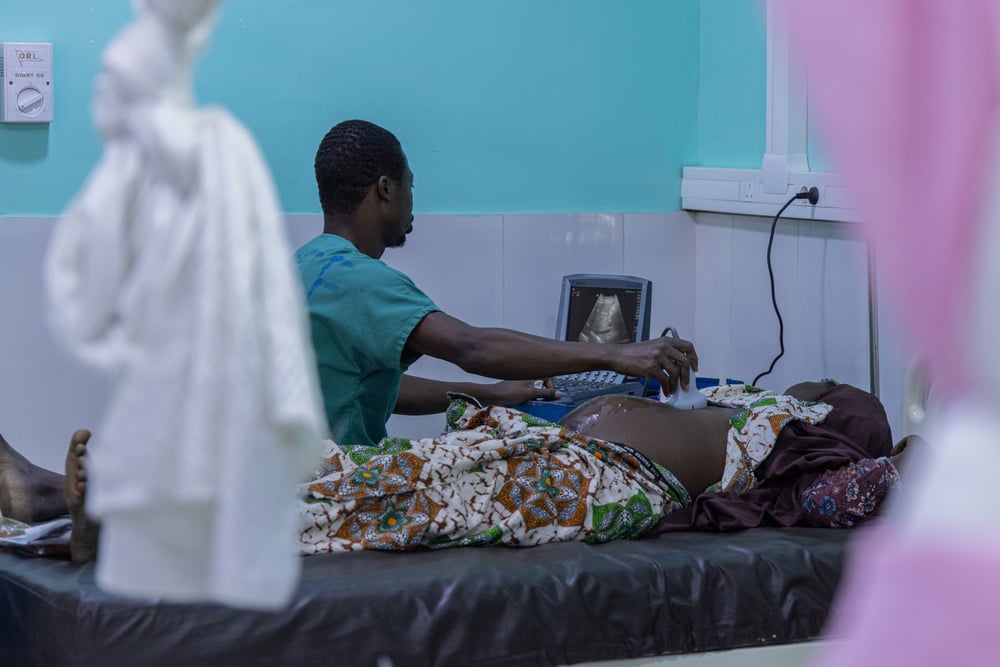 An MSF doctor conducts an ultrasound scan