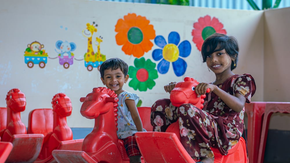 Rohingya children Taslima and Jannatul Ferdous playing together
