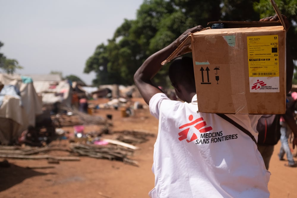 MSF staff is transporting medicines and water purification materials to the Bondeko Health Center in Ndu, northern DRC, where thousands of people from the Central African Republic sought refuge due to a non-state armed group attack on Bangassou on January 3rd. According to some estimates, over 12,000 refugees arrived in Ndu in just a few days.