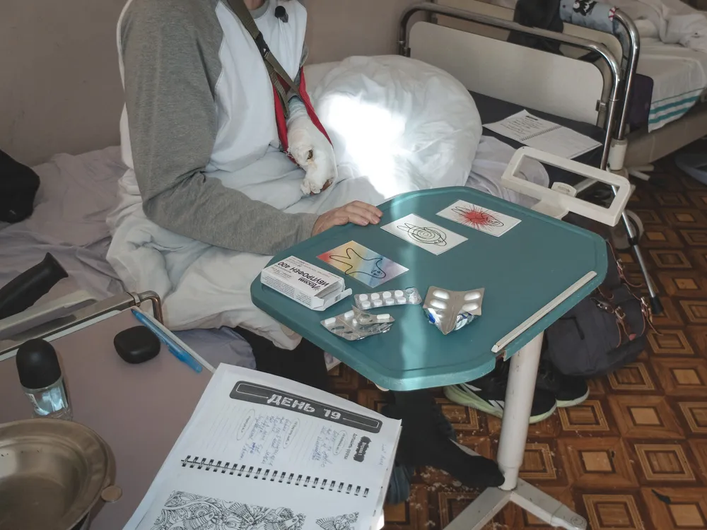 MSF Patient Volodymyr selects cards respresenting different emotions
