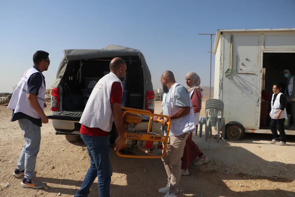MSF teams arrive at a mobile clinic