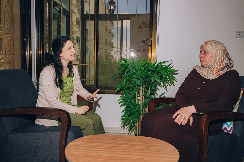 Rana, an MSF patient in discussion with Shouruq, an MSF social worker