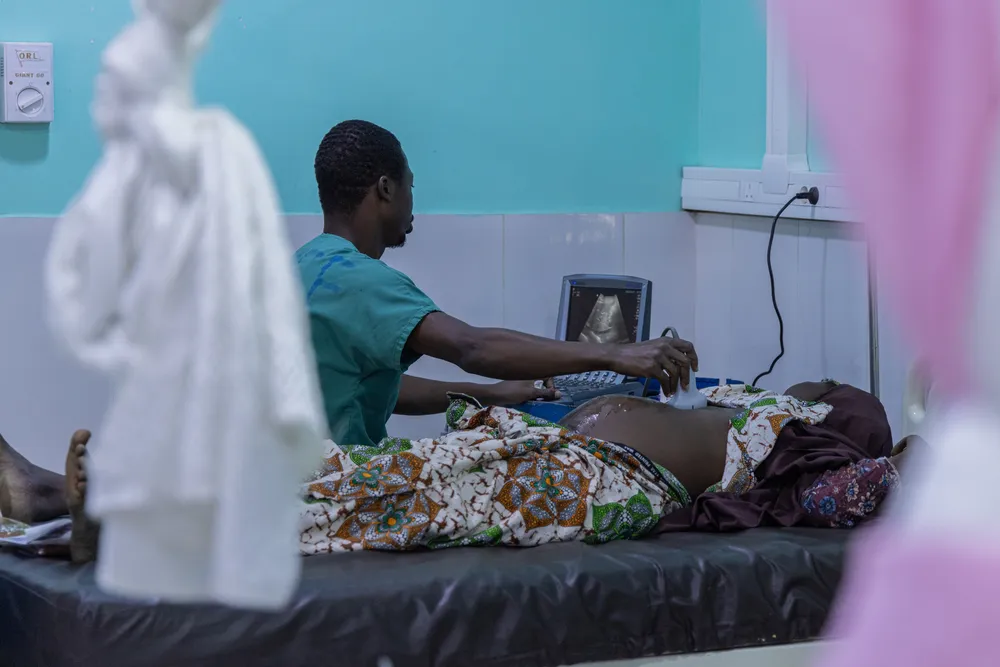An MSF doctor conducts an ultrasound scan