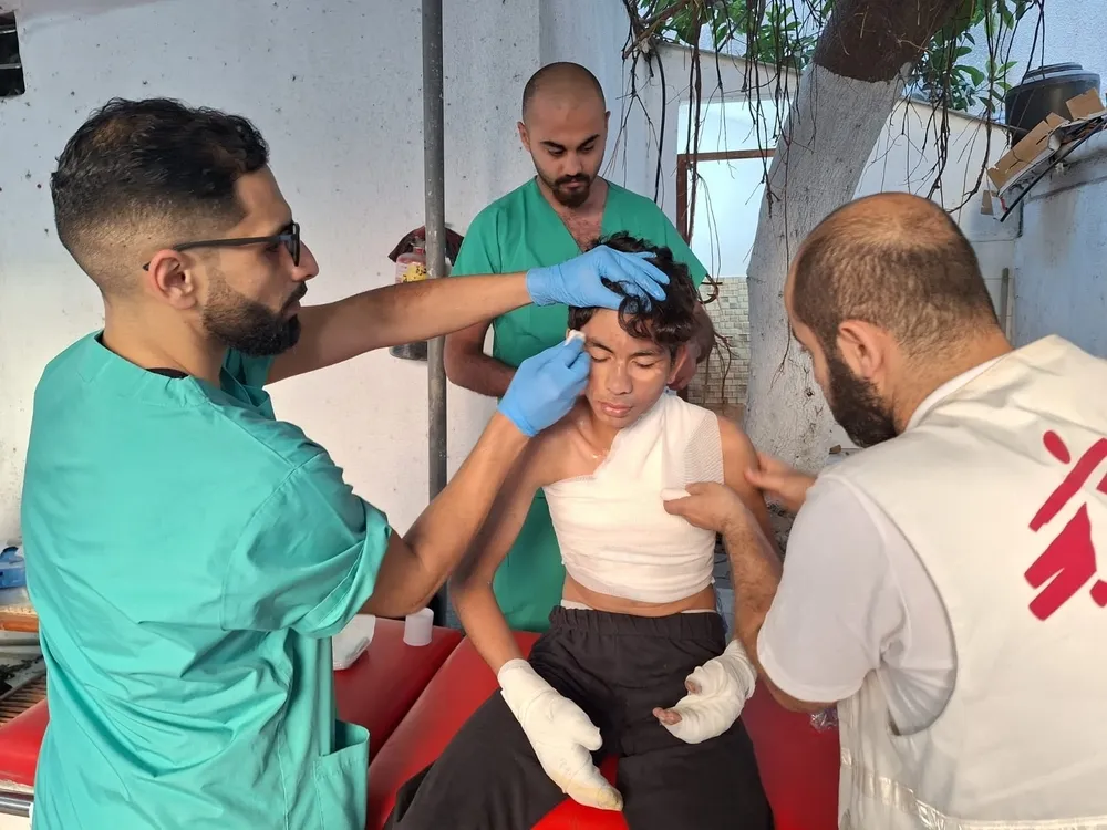 MSF nurse Mohammed Hawajari applies a dressing to a young boy at the MSF Burns Clinic