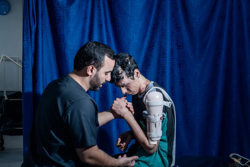 17 year old Karam receives physiotherapy at MSF’s Reconstructive Surgery Hospital in Amman