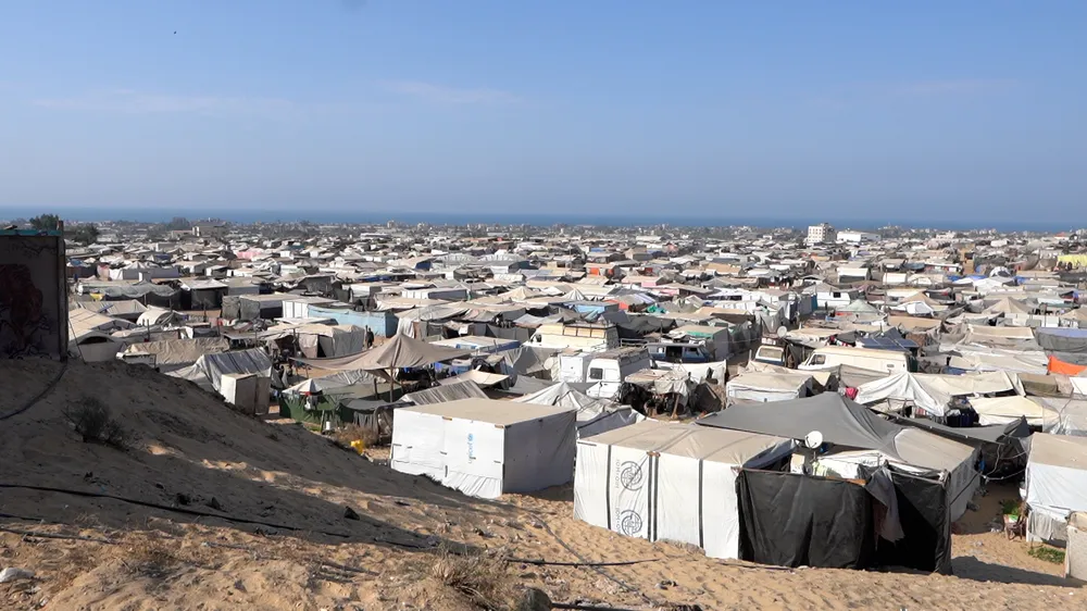 A view of overcrowded tents in the Attar area of Khan Younis