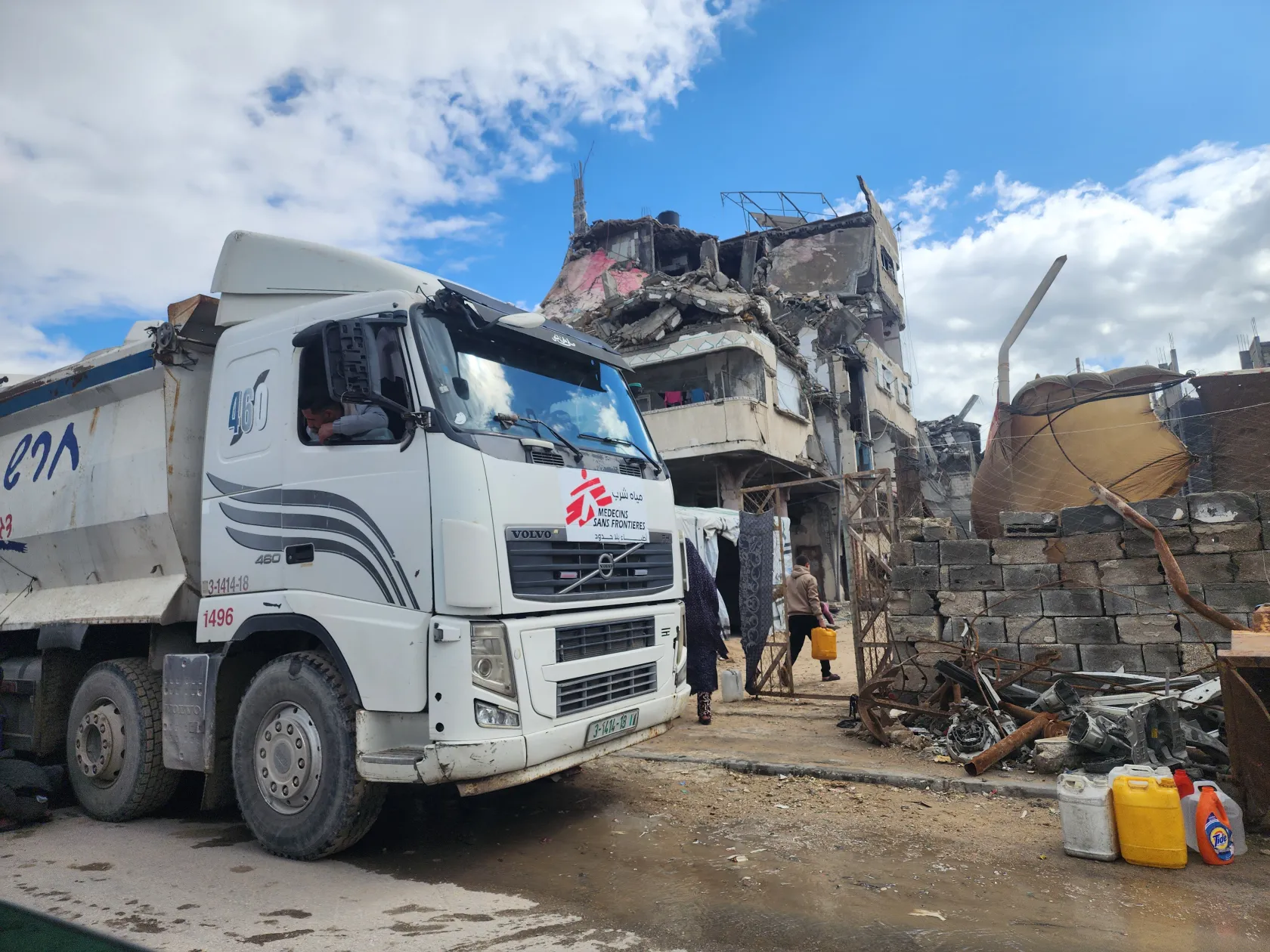At a water distribution point along the costal road in Gaza City, a truck distributes 15,000 litres of water per trip, making two or three trips per day. © Craig Kenzie/MSF