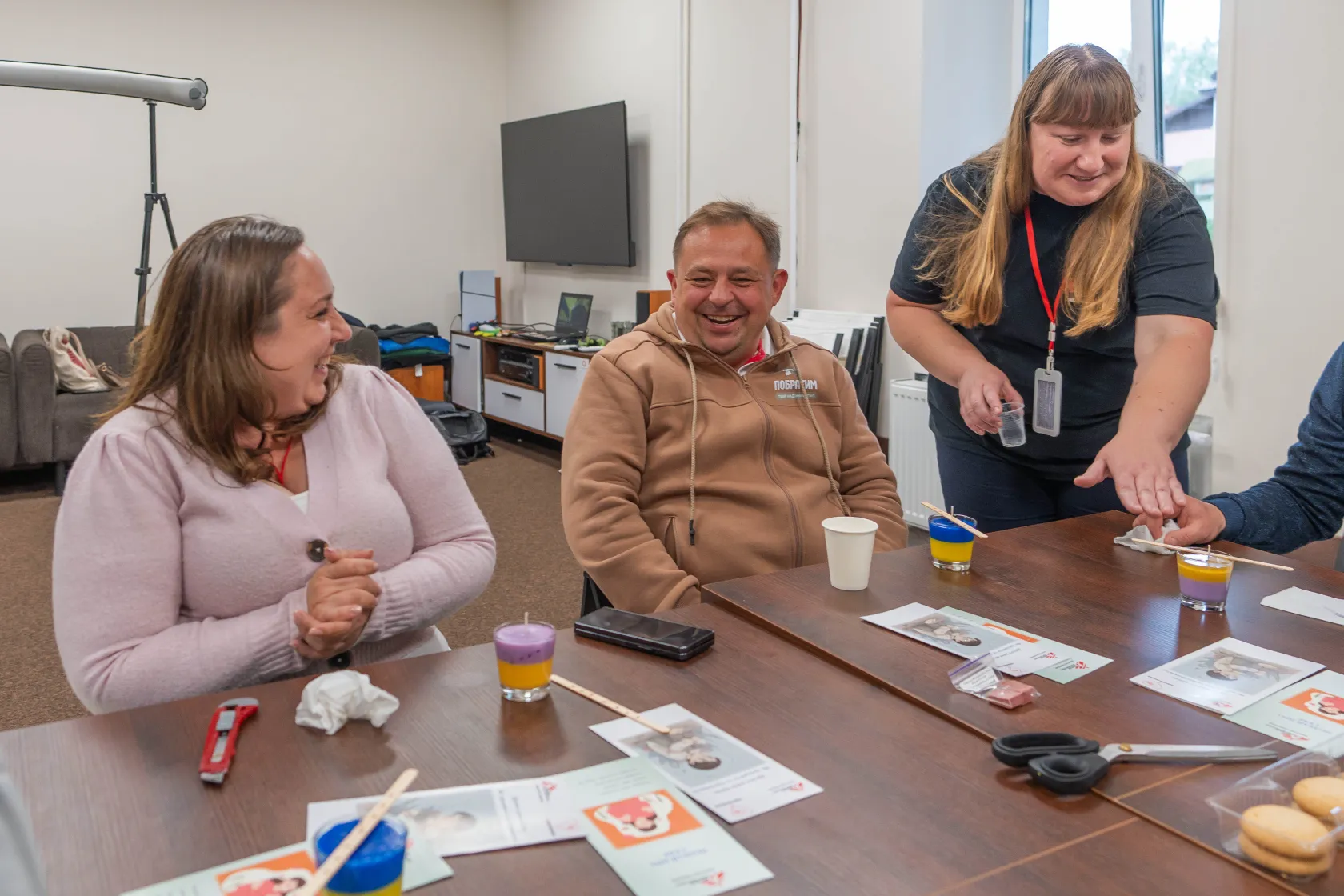 MSF health promoter Nataliia Selezneva runs candle-making workshops in Vinnytsia for veterans and their families. Art events often help to establish initial friendly contact with people in need of qualified psychological support, raise awareness about the symptoms of post-traumatic stress disorder, and help overcome the stigma surrounding the treatment of psychological problems. © Dmitrij Demisev