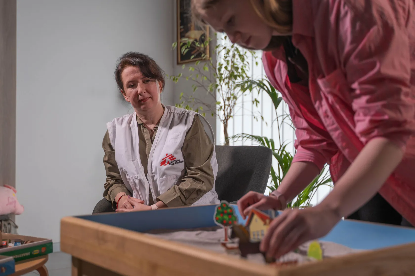 MSF psychologist Tetiana Herashchenko shows how the process of sand therapy with a patient takes place in Vinnytsia. Sand therapy is often used by specialists as part of the treatment of post-traumatic stress disorder (PTSD). This technique helps a person, through touching the sand, calm the nervous system and reduce the level of anxiety, and symbolic pictures help make internal fears, conflicts and desires visible. © Dmitrij Demisev