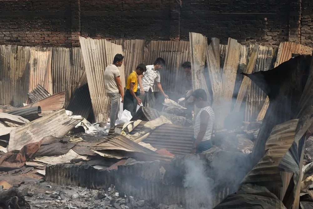 The morning after the fire destroyed thousands of shelters and facilities in Cox's Bazar, those living in the camps were left to sort through the charred wreckage to save what was left of their belongings. © Pau Miranda