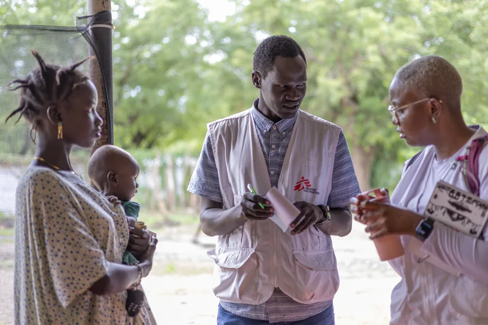 MSF medical staff discuss care with a mother