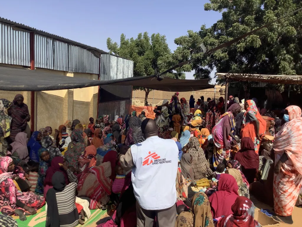 view of mother and child waiting at MSF clinic in Zamzam camp