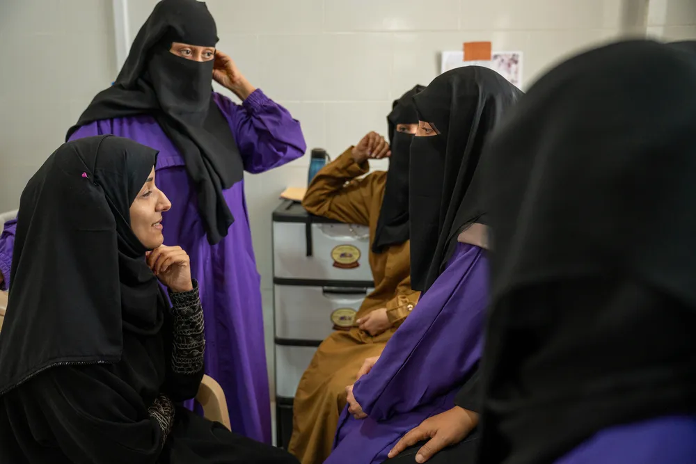 gynaecologist talks to midwives and sisters