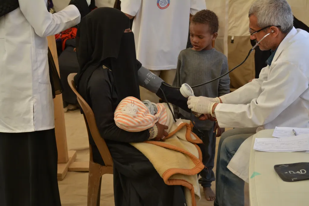 msf_mobile_clinic_in_khamer_4.jpg