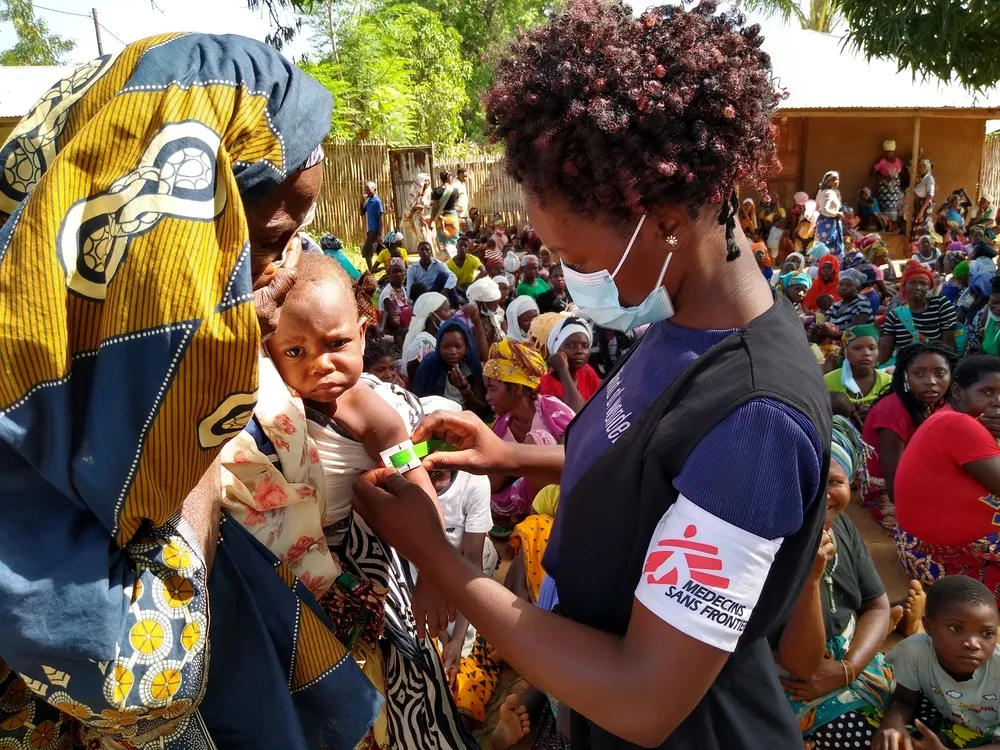 An MSF staff member measures a child’s middle-upper arm circumference to check for malnutrition in Meluco, in the northern Mozambican province of Cabo Delgado