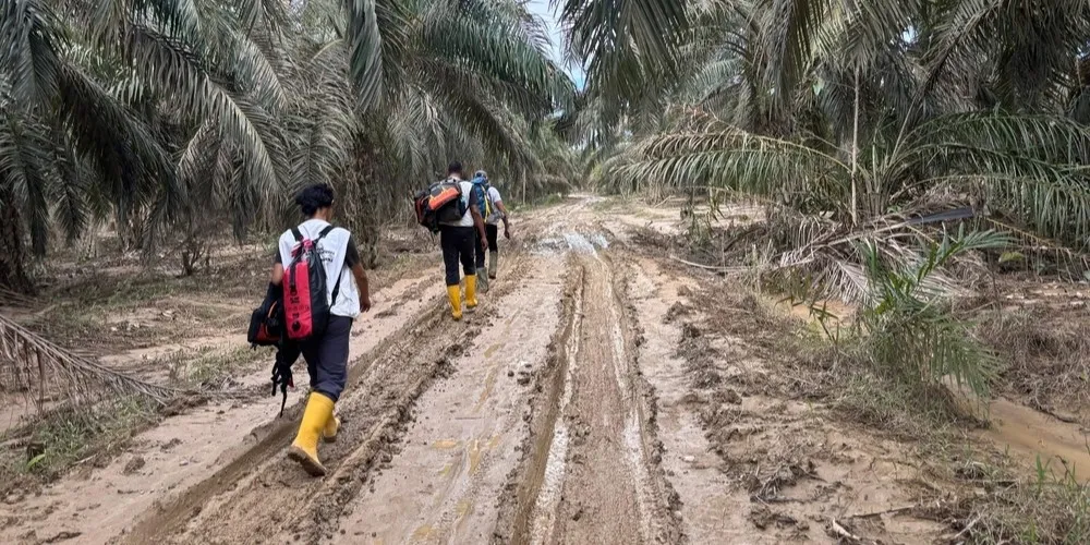 MSF team travelling on foot