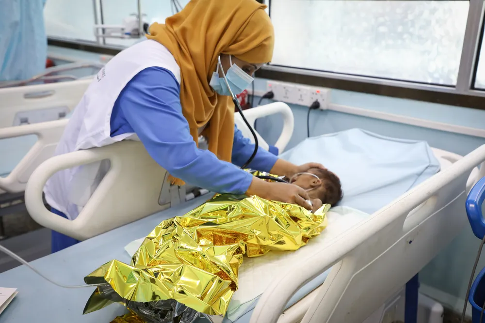 Dr Duha Shamsaddin assesses the vital signs of Shakir, a child with severe acute malnutrition and medical complications, in the MSF Ad Dahi hospital, near Hodeidah, Yemen. © Majd Aljunaid/MSF