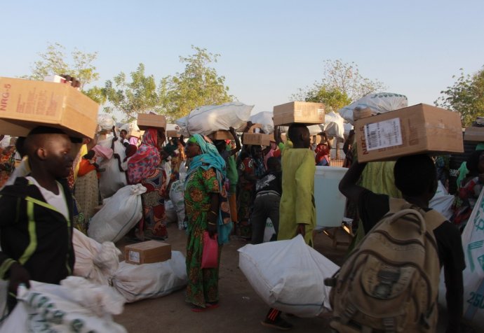 Nigeria: Searching for aid after fleeing the fighting