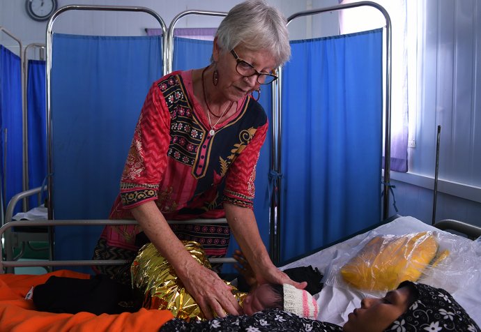 Australian midwife Kate Edmonds attends to a woman and her newborn baby in the Kutupalong hospital, Cox’s Bazar, Bangladesh. © Kate Geraghty/MSF