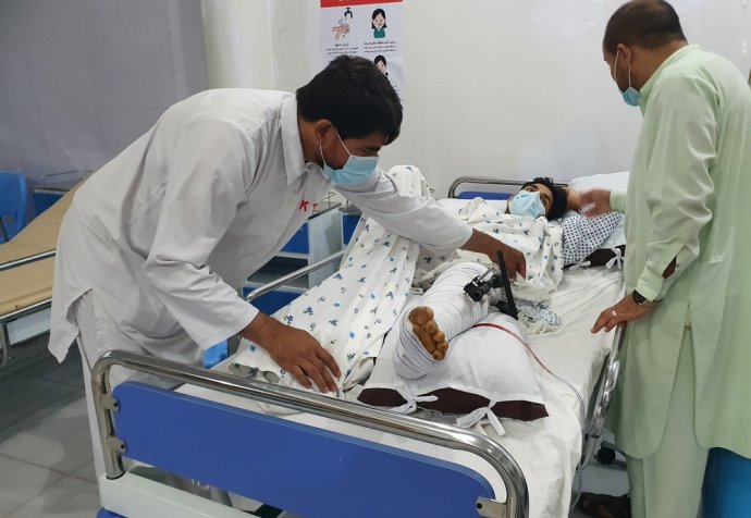 Treating a patient who has suffered a complicated leg fracture from a bomb blast in MSF's Emergency Trauma Unit in Kunduz.
